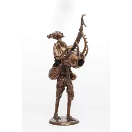 Бронзовая статуэтка Африканский музыкант играющий на архаичной гитаре (Кора)