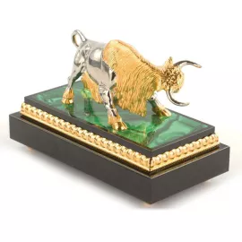 Статуэтка Атакующий бык из бронзы, малахита, позолоты в деревянном футляре, изображение 2